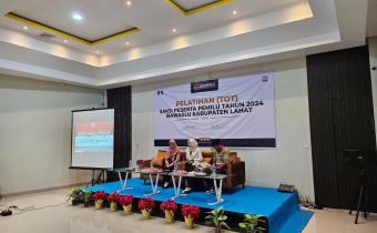 Anggota Bawaslu Lahat Mahlizah membuka kegiatan Pelatihan (TOT) Saksi Peserta Pemilu Tahun 2024 di Hotel Orchid Kabupaten Lahat